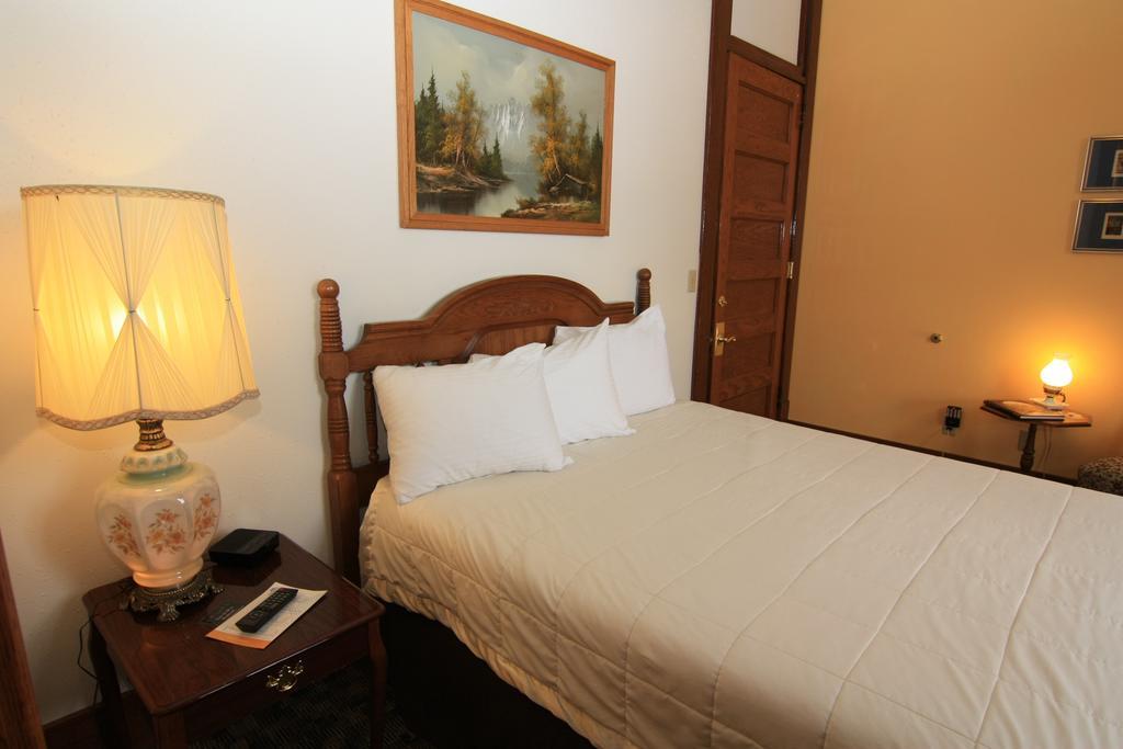 Town Hall Inn Lead Room photo