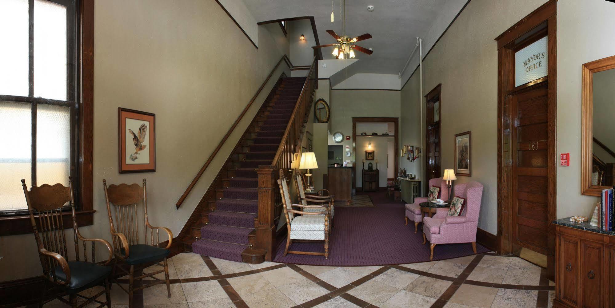 Town Hall Inn Lead Exterior photo
